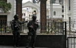 Des forces de sécurité gardent l'entrée du palais législatif, qui abrite l'Assemblée nationale dirigée par l'opposition et l'Assemblée constituante qui soutient le gouvernement, à Caracas le 14 mai 2019
