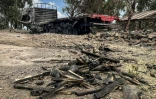 Un camion calciné des rebelles du Front de libération du peuple du Tigré (TPLF) et des munitions gisent le long d'une route près d'Adigrat, ville du Tigré dans le nord de l'Éthiopie, le 17 octobre 2026 
