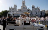 Le pape Léon XIV arrive pour célébrer une messe de plein air place de Cibeles, dans le centre de Madrid, le 7 juin 2026