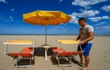 Parasol et transats sur une plage de Cesenatico, sur la côte adriatique, le 11 mai 2020 en Italie