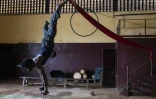 Le voltigeur Ibrahima Oulare s'entraîne au centre d'art acrobatique Fodéba Keïta, le 6 septembre 2025 à Conakry, en Guinée