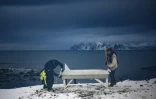 Inge Wegge, surfeur-cinéaste, et le surfeur Pontus Hallin, préparent leur planche en glace, le 17 février 2019 à Straumnes, au nord de la Norvège 