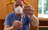 Un infirmier remplit une seringue du nouveau vaccin Moderna Covid-19 pour enfants au Temple Beth Shalom à Needham, dans l'Etat du Massachusetts