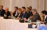 Des diplomates étrangers lors d'une rencontre avec une délégation de membres talibans, le 12 octobre 2021 à Doha, au Qatar