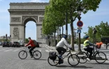 En vélo sur les Champs-Elysées à Paris, le 11 mai 2020