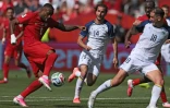 Cyle Larin (g) tire et égalise pour le Canada lors du match de Coupe du monde contre la Bosnie-Herzégovine (1-1), le 12 juin 2026 à Toronto (Canada).