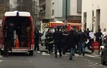 Des pompiers et des policiers devant les locaux de Charlie Hebdo après l'attaque de l'hebdomadaire satirique qui a fait 12 morts, le 7 janvier 2015 à Paris