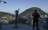 Un policier monte la garde près de la statue de Michael Jackson à Santa Marta, une favela de Rio au Brésil, le 12 septembre 2017