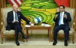 Le président américain Joe Biden (G) s'entretient avec le Premier ministre vietnamien Pham Minh Chin, à Hanoï le 11 septembre 2023