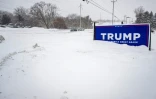Une bannière de soutien à Donald Trump à l'extérieur du QG de l'ex-président en Iowa, à Urbandale, le 13 janvier 2024