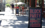 Des tables de food trucks "Block Party" vides, le 12 mars 2020 sur le campus de Google à Mountain View, en Californie