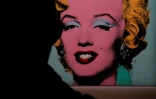 Au siège de la maison d'enchères Christie's à New York le 21 mars 2022, quelqu'un regarde le portrait de Marilyn Monroe "Shot Sage Blue Marilyn" par Andy Warhol, estimé à 200 millions de dollars