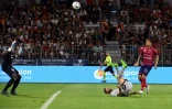 L'attaquant argentin Lionel Messi marque d'un retourné le 5e but du PSG, et son 2e de la soirée, face à Clermont, lors de la 1ère journée de Ligue 1, le 6 août 2022 au Stade Gabriel-Montpied