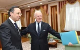Le ministre kazakh des Affaires étrangères,  Kairat Abdrakhmanov, et l'émissaire des Nations unies pour la Syrie, Staffan de Mistura, le 22 janvier 2017 à Astana
