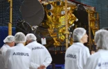 Dans la "salle blanche" d'Airbus où on assemble des satellites à Toulouse, dans le sud-ouest de la France, le 27 novembre 2023