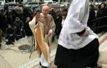 Le cardinal McCarrick sur les marches de la cathédrale Saint Matthieu l'Apôtre de Washington le 3 avril 2005