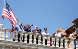 L'ambassadeur des États-Unis en Israël, Mike Huckabee (c), sur le toit de la maison d'un résident palestino-américain, harcelé par des colons israéliens, observe la colonie juive érigée près de la ville de Turmus Ayya, en Cisjordanie, le 5 septembre 2026