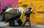 Jesus Maria Perez tire sa charrette remplie de déchets à recycler dans les rues de Bogota, le 25 mai 2022 