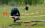 Une équipe de démineurs près du "Lac Bleu" d'Horenka, en Ukraine, le 27 mai 2022