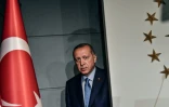 Le président turc Recep Tayyip Erdogan se prépare à prononcer un discours le 24 juin 2018 à Istanbul