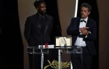 Les réalisateurs français Ladj Ly (g) et brésilien Kleber Mendonça Filho, co-vainqueurs du Prix du jury au 72e Festival de Cannes, le 25 mai 2019, pour leurs films "Les misérables" et "Bacurau"