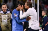 Le sélectionneur Hervé Renard félicité Wendie Renard aprÚs la victoire de la France face au Brésil, à Brisbane le 29 juillet 2023