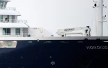 Un passager sur le pont du MV Hondius à son arrivée à Tenerife, le 10 mai 2026