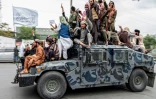 Des combattants talibans défilent sur un véhicule blindé dans les rues de Kaboul (Afghanistan) pour célébrer l'anniversaire de leur victoire, le 15 août 2022