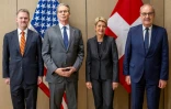 (g-d) Photo diffusée par le Département fédéral des affaires étrangères (DFAE) montrant le représentant américain au commerce Jamieson Greer, le secrétaire américain au Trésor, Scott Bessent, la présidente de la Confédération suisse Karin Keller-Sutter et le ministre suisse de l'économie Guy Parmelin avant une réunion bilatérale à Genève, le 9 mai 2025