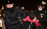 Des policiers arrĂŞtent une femme lors d'une manifestation contre l'invasion russe de l'Ukraine dans le centre de Moscou le 3 mars 2022