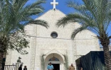 Des fidèles devant la Sainte-Famille, seule église catholique de la ville de Gaza, le 24 mars 2024