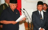 Le président Suharto annonce sa démission au palais présidentiel de Jakarta, le 21 mai 1998
