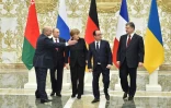 De gauche à droite: le président bélarusse Alexandre Loukachenko, le président russe Vladimir POutine, la chancelière allemande Angela Merkel et les président français et ukrainien François Hollande et Petro Porochenko à Minsk, le 11 février 2015