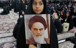 Une jeune Iranienne tient un portrait de l'imam Khomeiny à Téhéran le 1er février 2019