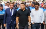 L'ancien attaquant brésilien Ronaldo (au centre) marche aux côtés du maire de Valladolid Oscar Puente (à gauche) lors d'une visite dans la ville espagnole le 3 septembre 2018 après le rachat par la star brésilienne du club de Valladolid.