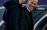 Le coach de Chelsea Thomas Tuchel échange avec son homolohue du Real Madrid Zinédine Zidane avant leur confrontation le 27 avril 2021 à Valdebebas, en banlieue de Madrid