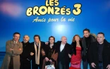 De gauche à droite le réalisateur Patrice Leconte, les comédiens Gérard Jugnot, Christian Clavier, Josiane Balasko, Michel Blanc, Marie-Anne Chazel, et Thierry Lhermitte posent, le 23 janvier 2006 à Paris, avant d'assister à l'avant-première du film "Les Bronzés 3 - Amis pour la vie"