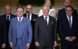 Le roi Philippe de Belgique (c), le Premier ministre Bart De Wever (g) et les ministres du gouvernement lors de la prestation de serment au Palais royal à Bruxelles, le 3 février 2025