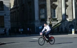 Un employé de la City de Londres devant la banque d'Angleterre le 24 juin 2016