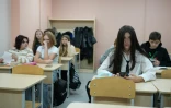 L'Ukrainienne Yevenhelina Tuturiko, 14 ans, en cours dans une école souterraine de Kharkiv (est), le 16 octobre 2025