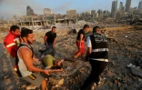 Des pompiers évacuent un blessé dans l'explosion au port de Beyrouth, le 4 août 2020 