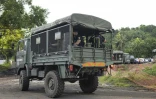 Des gendarmes français déployés à Longoni avant le démantèlement d'un bidonville, le 27 avril 2023 à Mayotte