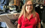 Brenda Mulberry, propriétaire de Space Shirts, dans sa boutique, à Merrit Island, en Floride, le 26 mai 2020