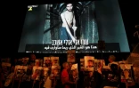 Des manifestants rassemblés devant le portrait de l'otage israélien Evyatar David, à Tel-Aviv le 13 septembre 2025
