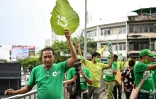 Phongsa Choonaem (g), dirigeant et fondateur du parti vert, lors de la campagne électorale, le 30 avril 2023 à Bangkok