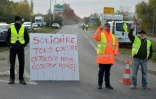 Des "gilets jaunes" bloquent une route à proximité du dépôt de carburant de Lespinasse, près de Toulouse, le 19 novembre 2018