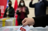 Mise en place de bureaux de vote à Santiago du Chili, le 13 mai 2021, en vue du vote pour le composition de l'Assemblée constituante
