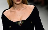 Le top model américain Gigi Hadid défile pour Versace, le 22 septembre 2017 à Milan