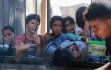 Des enfants palestiniens attendent de recevoir des rations de nourriture dans le camp de déplacés d'al-Mawassi dans le sud de la bande de Gaza, le 3 septembre 2024