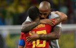 Le Français Thierry Henry, entraîneur adjoint de la Belgique, félicite l'attaquant Eden Hazard, à l'issue du quart contre le Brésil, à Kazan, le 6 juillet 2018